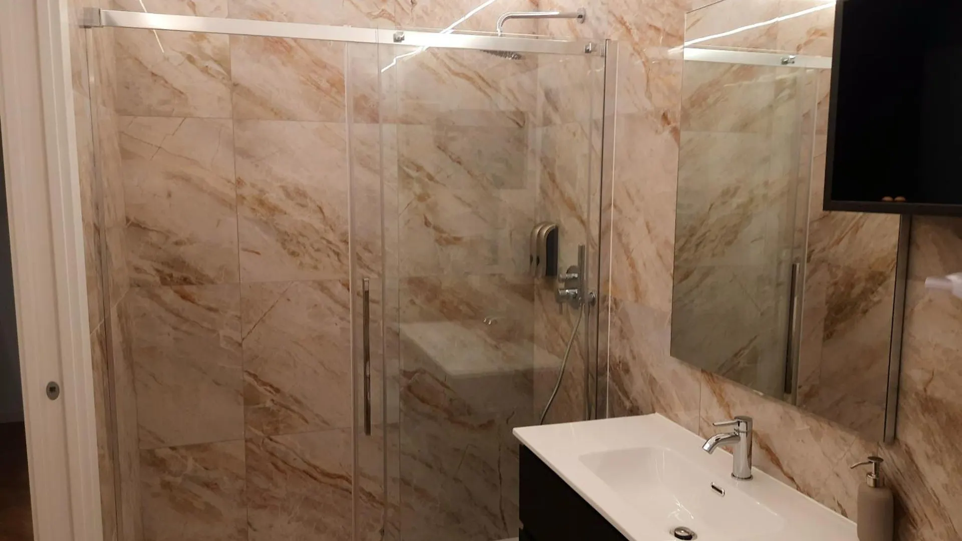 Mako Suites - Centro E Stazione Monza 0*,