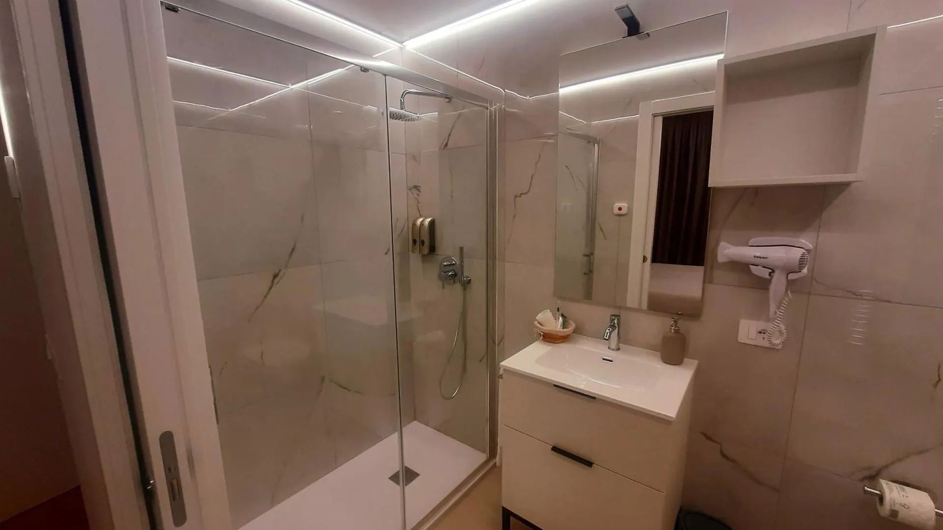 Mako Suites - Centro E Stazione Monza Alloggio in famiglia